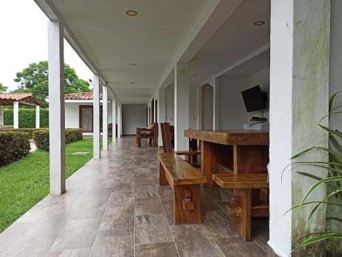 Piscina-jacuzzi-calma-comodidad-Villa Old Havana in Aurra
