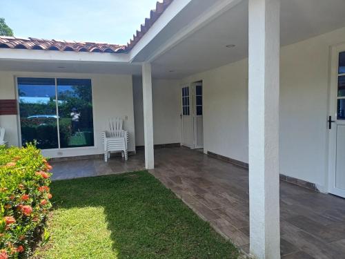Piscina-jacuzzi-calma-comodidad-Villa Old Havana in Aurra