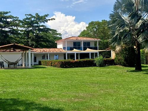 Piscina-jacuzzi-calma-comodidad-Villa Old Havana in Aurra