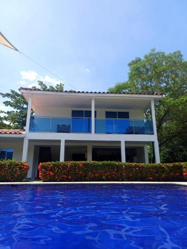Piscina-jacuzzi-calma-comodidad-Villa Old Havana in Aurra