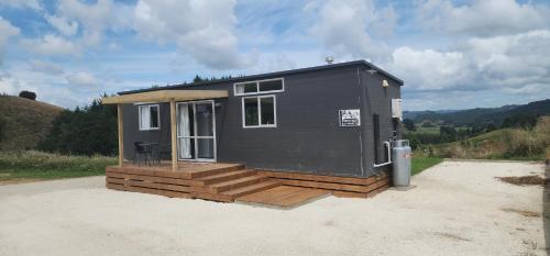 Misty Valley Hilltop Farmstay - Off Grid Retreat in Hangatiki