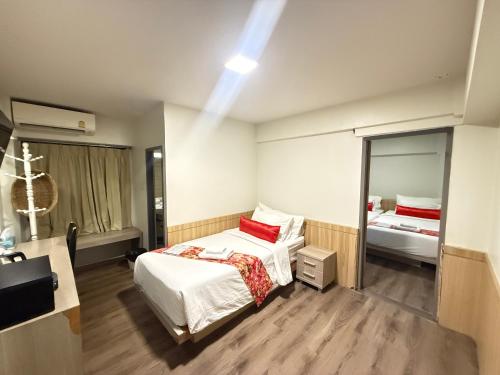 room detail thumbnail 1