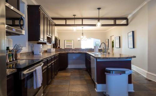 Elegant 6BR-4BA Family Home with Garage ABODEbucks - image 10