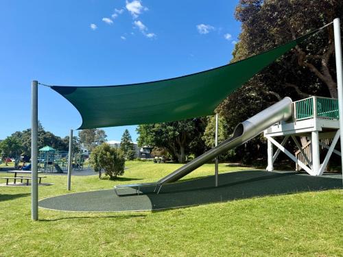 ملعب للأطفال, Pet friendly downtown Mt Maunganui 3 bedroom home in تاورانجا