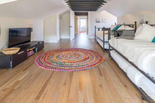 8BR at Tower Grove Park Sleeps 22 ABODEbucks - image 2