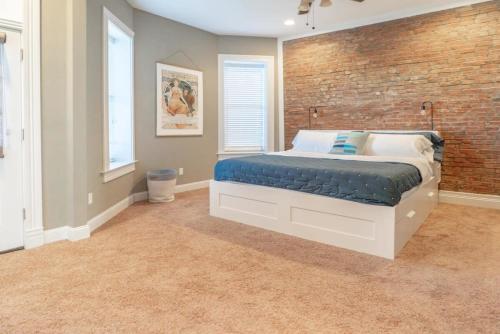 Lovely 4BR Shaw Family Home Garage ABODEbucks - image 2