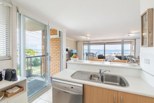 The Crest 6 6-8 Tomaree Rd - Bay Views Coastal Escape 100 metres to Shoal Bay Beach - image 3