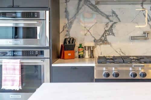 4BR Modern CWE Luxury with Garage ABODEbucks - image 2