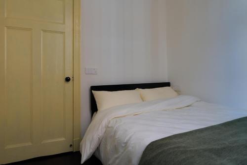 Cozy and classic 2 bedrooms close West Nanjing Road - image 4