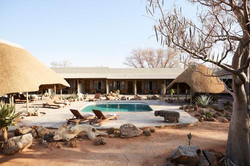 Utvendig, Solitaire Roadhouse in Solitaire