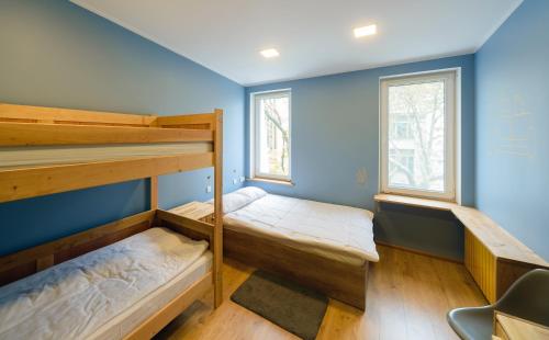 1 queen bed, 1 bunk bed