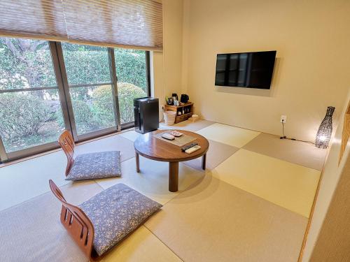 room detail thumbnail 1