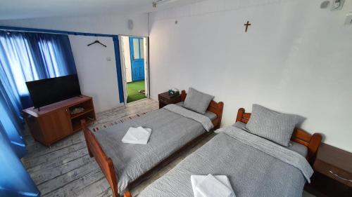 2 twin beds