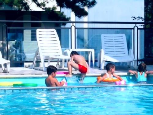 Relax by the pool-Beahost