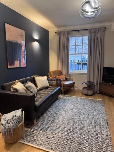 JOIVY Stylish Castle View Flat with Balcony - Edinburgh