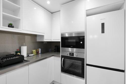 Modern 1 Bedroom Apt. in Streatham with Parking - image 14