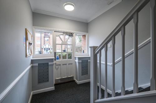 Modern 1 Bedroom Apt. in Streatham with Parking - image 12