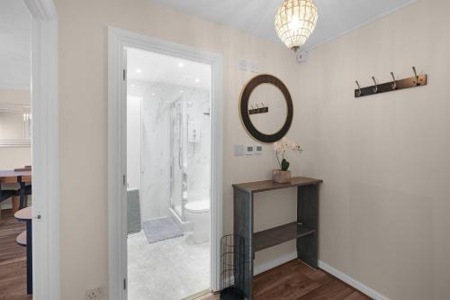 Modern 1 Bedroom Apt. in Streatham with Parking - image 11