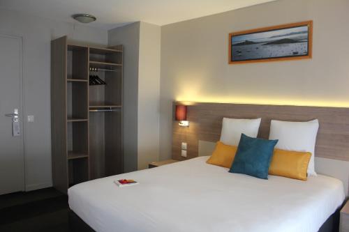 1 queen bed, 2 twin beds