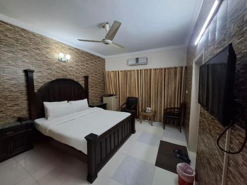 ButtLodges - 1 - image 6