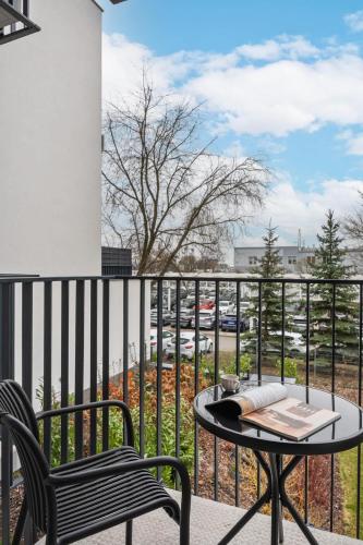 Балкон, Stylish Studio in Ożarów Mazowiecki with Balcony by Noclegi Renters (Stylish Studio in Ozarow Mazowiecki with Balcony by Noclegi Renters) in Олтажев