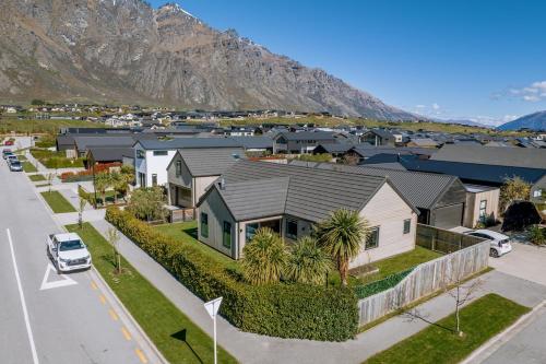 Near new 4 bed 2 bath house in Hanleys Farm, Queenstown in The Remarkables