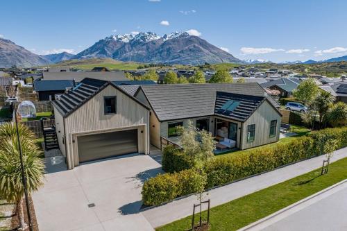 Near new 4 bed 2 bath house in Hanleys Farm, Queenstown in The Remarkables