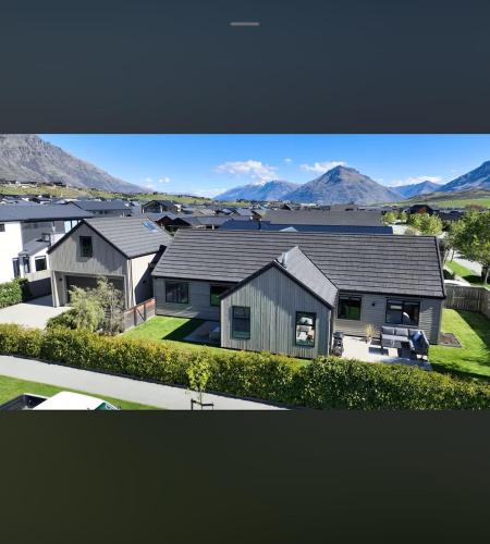 Near new 4 bed 2 bath house in Hanleys Farm, Queenstown in The Remarkables