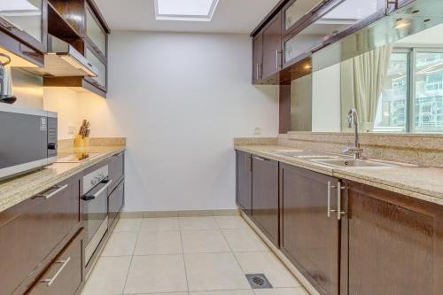 Allsopp & Allsopp - Burj Khalifa View 2-Bedroom Apartment in The Residence 5 Downtown - image 2