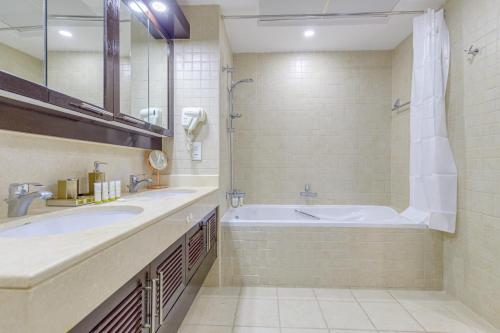 Allsopp & Allsopp - Burj Khalifa View 2-Bedroom Apartment in The Residence 5 Downtown - image 13