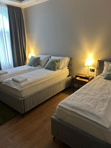 1 queen bed, 1 twin bed