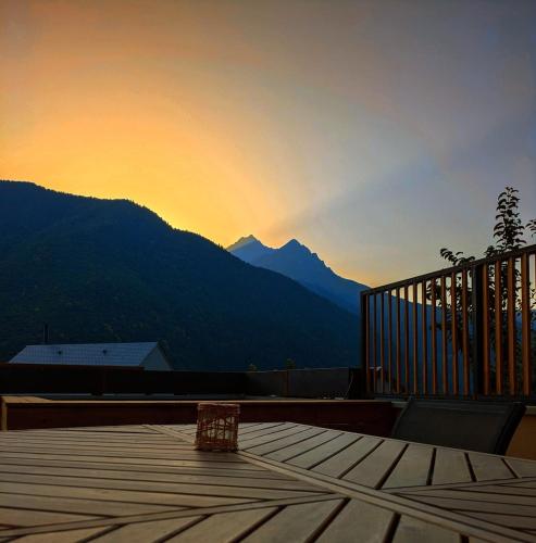 Maison Aur'Izon - mountain view - petanque court in Camparan