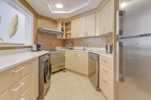 Allsopp & Allsopp - 1-Bedroom Apartment in Al Sarrood Palm Jumeirah - image 5
