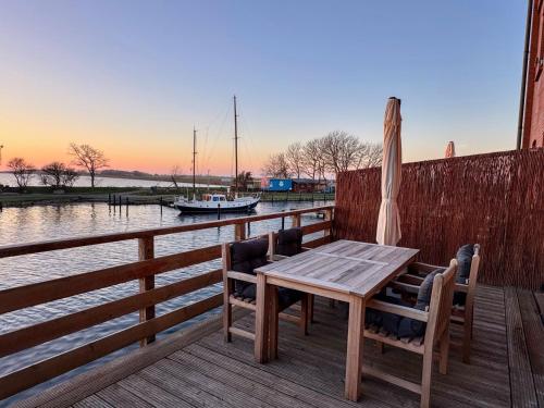 Pirateninsel - Luxus-Residenz mit privaten Spa, Kamin, Meerblick & Gym – khách sạn tại Orth