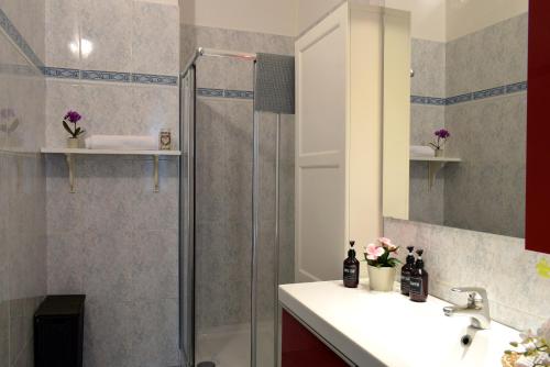 Bathroom, Rosso Bologna Apartment in Savena
