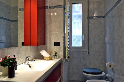 Bathroom, Rosso Bologna Apartment in Savena