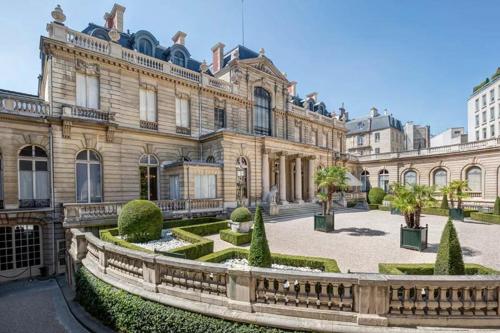 Superb 2 Elegant Room in the Heart of Paris’ 8th District - image 13
