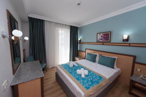 Room, family, balcony, 3 beds