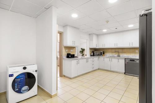 Allsopp & Allsopp - 3-Bedroom with Maid's Room Apartment in Rimal 5 JBR - image 2