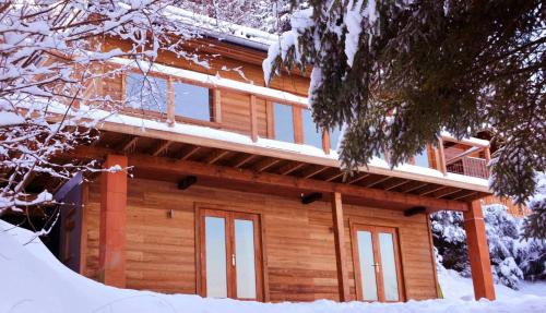 Boutique Alpine Chalet with Panoramic Views