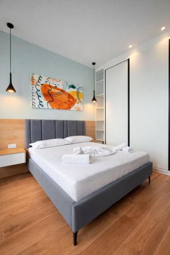 1 queen bed, 1 sofa bed