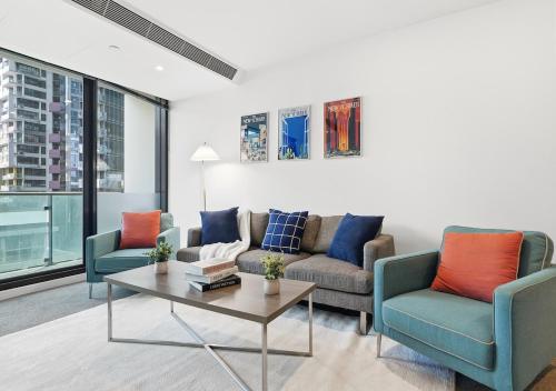 Luxury 3 Bedroom Apartment in Melbourne CBD with Pool, Gym & Skyline Views