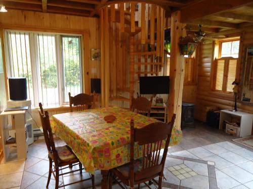 A szálláshely kívülről, Chalet Saint-Thomas in L'Anse-Saint-Jean (QC)