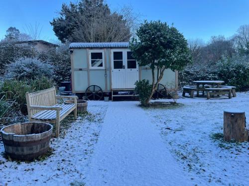 Dartmoor Secluded Shepherds Hut at The Shrubbery, River Walkham, Horrabridge, Yelverton in 霍拉布里奇