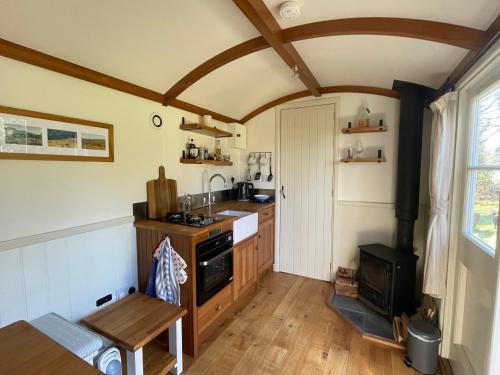 Dartmoor Secluded Shepherds Hut at The Shrubbery, River Walkham, Horrabridge, Yelverton in 霍拉布里奇
