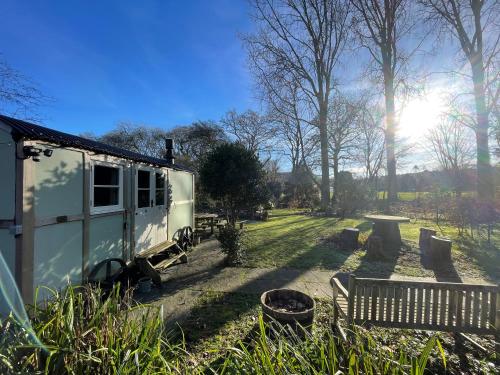 Dartmoor Secluded Shepherds Hut at The Shrubbery, River Walkham, Horrabridge, Yelverton in 霍拉布里奇