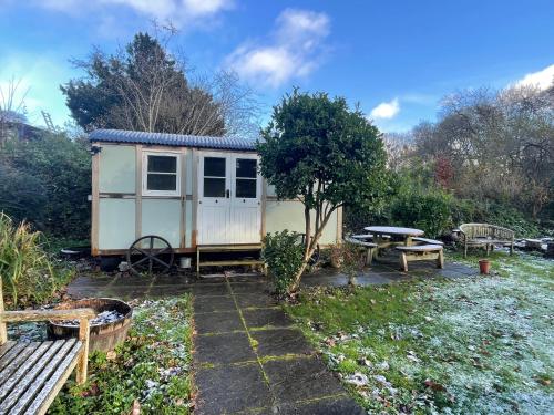 Dartmoor Secluded Shepherds Hut at The Shrubbery, River Walkham, Horrabridge, Yelverton in 霍拉布里奇