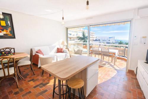 Le Poseidon Grande terrasse vue port a 100m plage