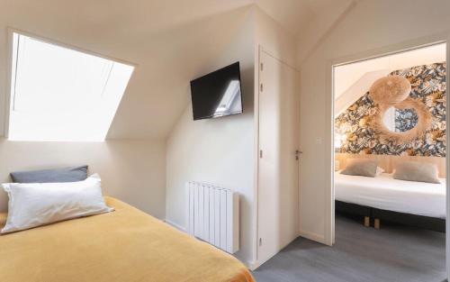 1 queen bed, 2 sofa beds