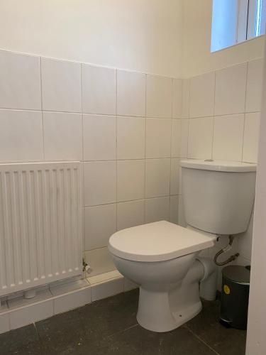 3 Bedroom Contractor House With Parking in 沃克索普市中心